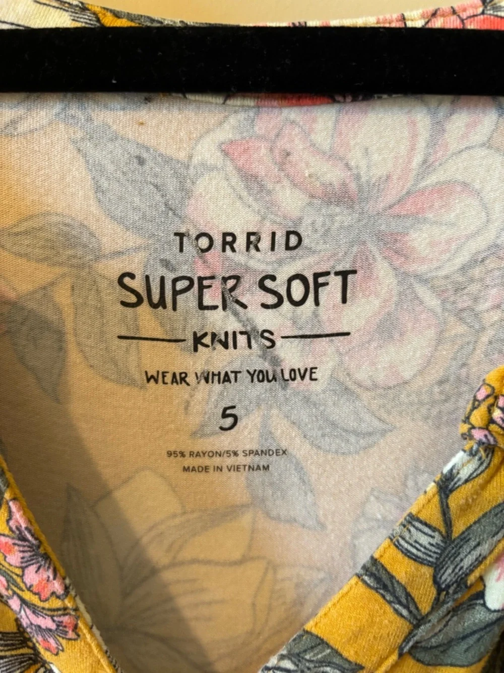Torrid Floral Super Soft Blouse 5X - Spring, comfy, plus size - Picture 3 of 5